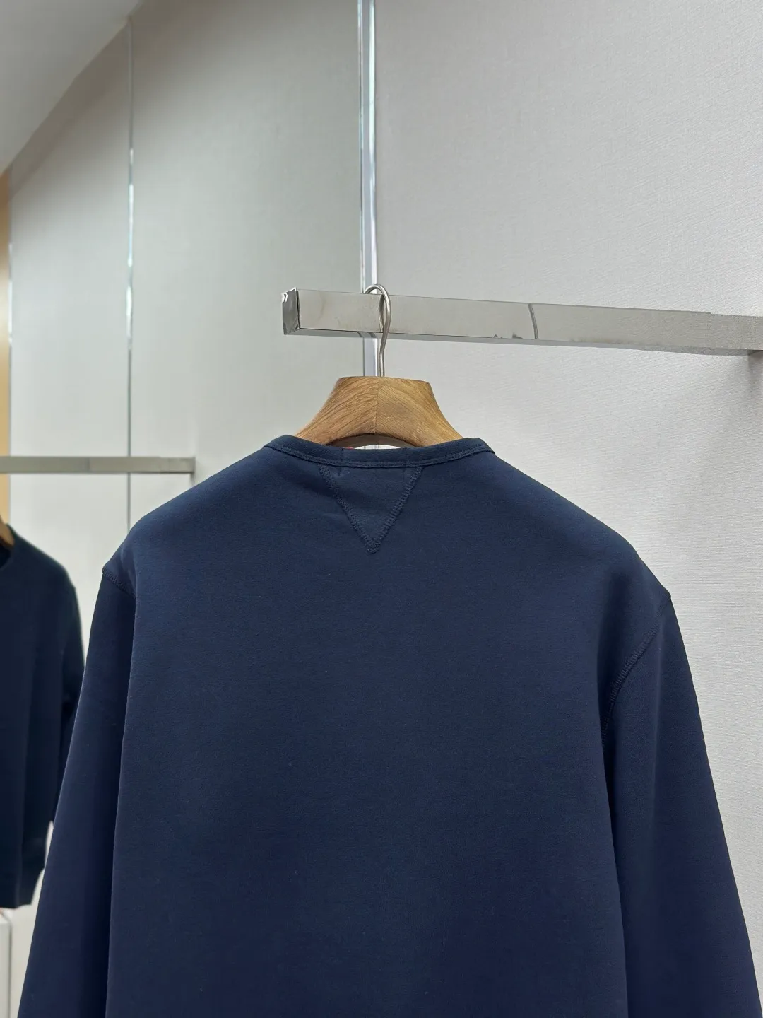P290 [Same-origin fabric, exclusive new style, first choice for old money] Ralph Laure Ralph Lauren embroidered long-sleeved sweatshirt is made of cotton blended fabric, which is soft and tough to the touch. It has been finely spun and pre-shrunk, making it comfortable to the touch and not easy to deform. You don’t have to worry about shrinkage or pilling for daily wear and washing, and the texture is stable and online! The pony embroidery on the chest, despite the small size, has fine stitches and every stitch is perfectly stitched. The embroidery thread is pure in color and high in fastness. It is simple and high-end, highlighting the brand's iconic exquisite craftsmanship! The neckline is a classic round neck design, with an exquisite small V-shaped splicing design at the bottom. The workmanship is particularly neat, and the stitching in the circle is straight and even, without any distortion. It will not become loose and deformed after being worn for a long time. It fits the neck without being tight, and it is full of comfort! Scan the QR code on the label to enter the official website directly! It’s like adding an “identity pass” to clothes, and the quality is directly visualized ‼ ️ Size: S-XL